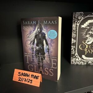 OOP Throne of Glass - nearly new copy
